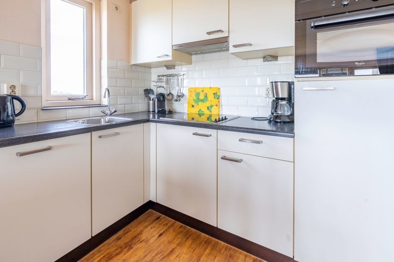 Fully equipped kitchen of Apartment Juliana 168 Zeezicht, De Koog Texel, with contemporary decor.