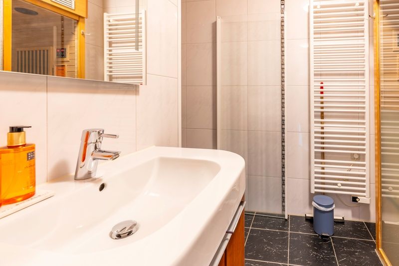 Stylish bathroom of Apartment Juliana 168 Zeezicht, De Koog Texel, with modern facilities.