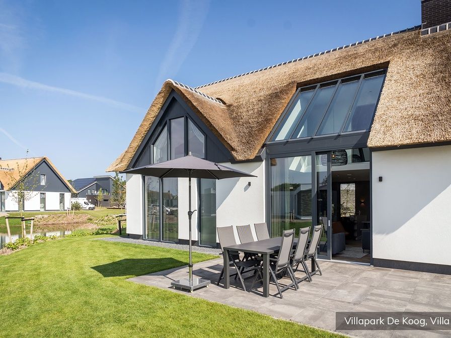 Aussenterrasse der Luxus-Familienvilla 6p in De Koog, Texel mit sonnigem Blick auf die Watteninseln.