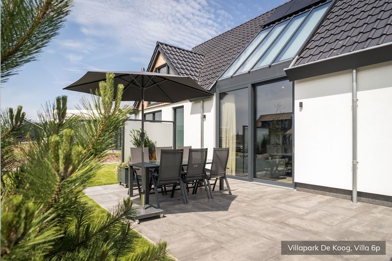 Geraeumige Terrasse in der Luxus-Familienvilla 6p in De Koog, Texel, umgeben von Natur auf den Watteninseln.