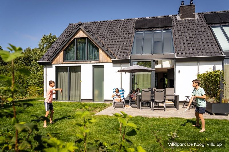 Gemuetlicher Garten der Luxus-Familienvilla 6p in De Koog, Texel, ideal fuer Familienaktivitaeten auf den Watteninseln.