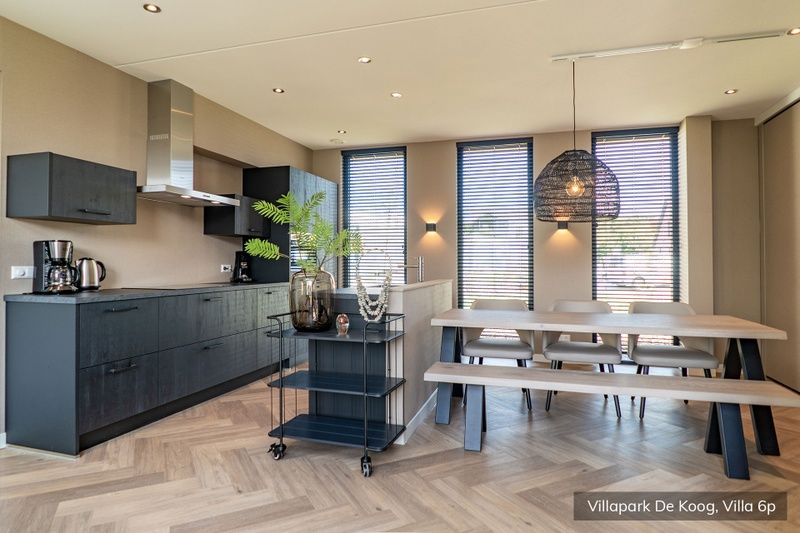 Moderne Kueche der Luxus-Familienvilla 6p in De Koog, Texel, voll ausgestattet auf den Watteninseln.