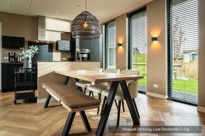 Essbereich der luxurioesen Familienvilla 6p in De Koog, Texel, mit Blick auf die gruene Umgebung der Watteninseln.