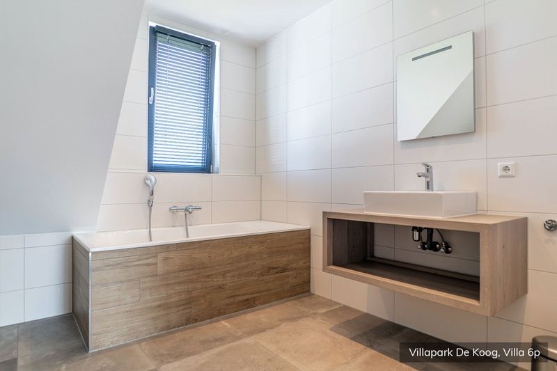 Modernes Badezimmer in der Luxus-Familienvilla 6p in De Koog, Texel, mit luxurioesen Annehmlichkeiten auf den Watteninseln.