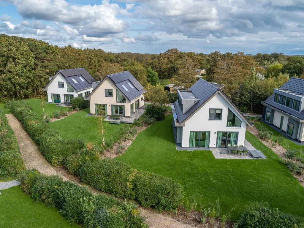 Luchtfoto van IJsvogel 10 vakantiehuis in De Koog Texel met omliggende natuur.