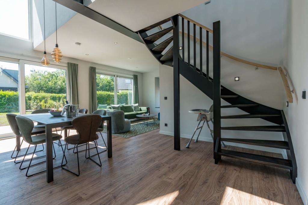 IJsvogel 10 in De Koog Texel met moderne woonkamer en stijlvol interieur.