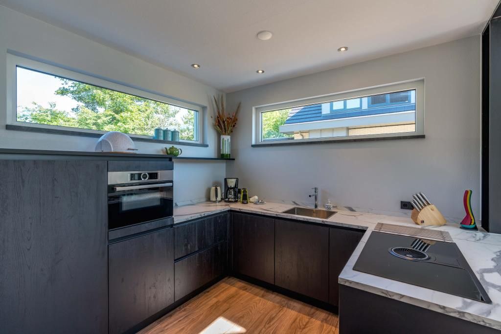 IJsvogel 10 in De Koog Texel met moderne keuken en uitzicht op de tuin.