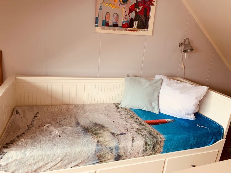 Bedroom with single bed in vacation home Texel A, De Koog, ideal for children.