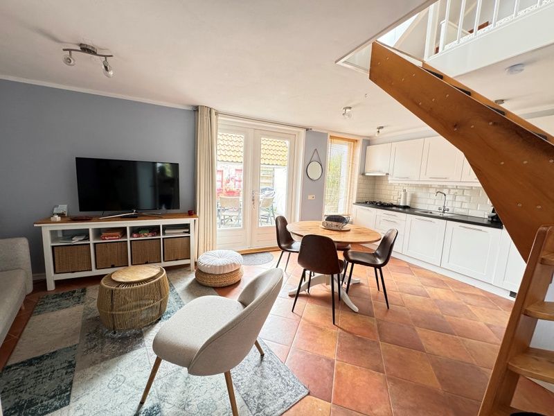 Open kitchen and dining area in Texel A, De Koog, with modern amenities and lots of light.