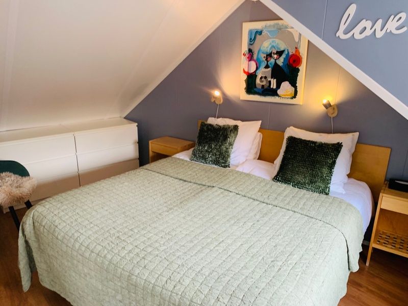 Bedroom with double bed in Texel A, De Koog, with modern furnishings and comfortable beds.