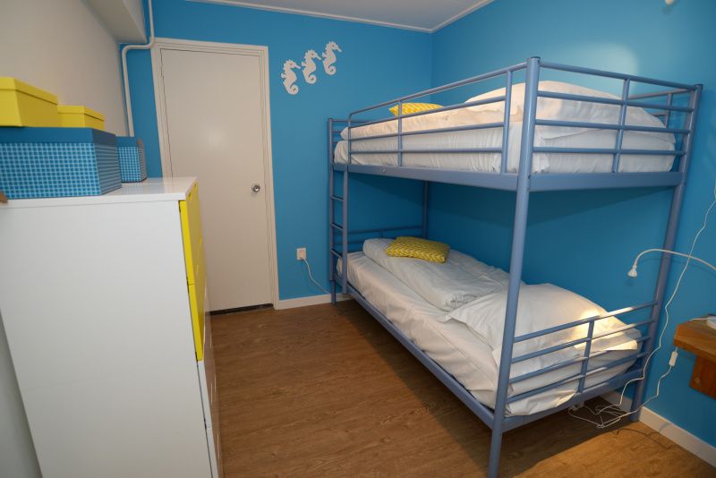 Children's room with bunk beds in Grand Hotel Opduin - Holiday home C, De Koog, Texel, cheerfully decorated in blue and yellow.
