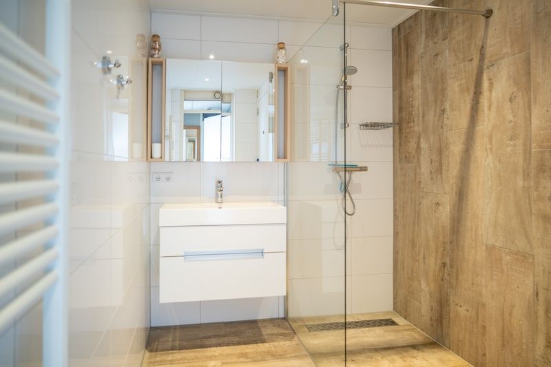 Modern bathroom with walk-in shower in Apartment Juliana 178 Eilandzicht, De Koog, Texel.