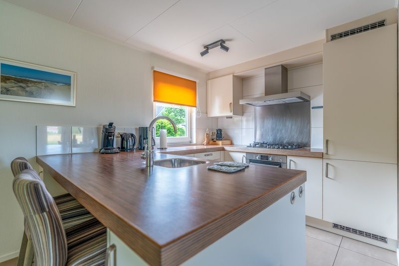 Fully equipped kitchen in Holiday home Honeysuckle 69 with sauna, De Koog, Texel, with modern appliances.