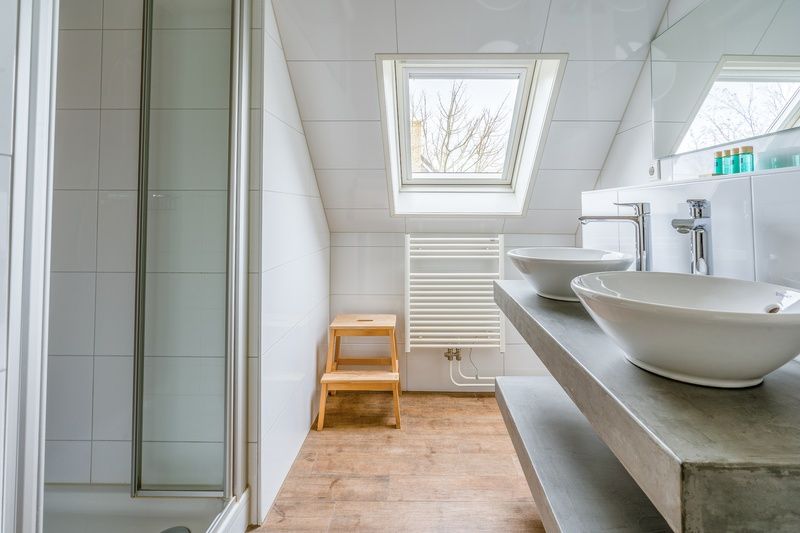 Modern bathroom with double sink in Holiday home Kamperfoelie 87, De Koog Texel.