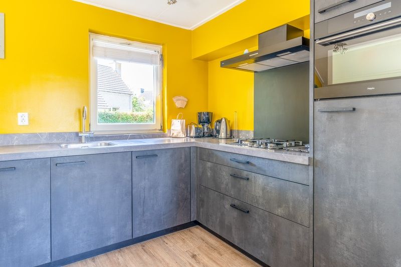 Modern kitchen in Holiday home Honeysuckle 71, De Koog, Texel with yellow accents.