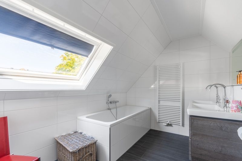 Stijlvolle badkamer met bad in Vakantiehuis Kamperfoelie 77, De Koog, Texel