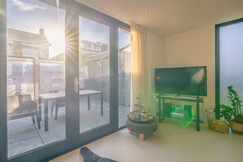 Bright living space overlooking the terrace in Het Bospad - Brink 15, De Koog, Texel. Enjoy the natural surroundings.