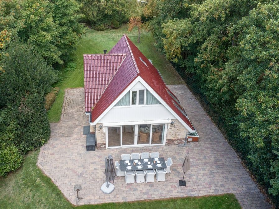 Luchtfoto van Landhuis Het Oude Dijkje, vakantiehuis in De Koog, Texel, omgeven door groene natuur.