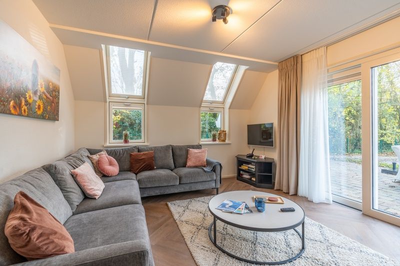 Gezellige woonkamer van Landhuis Het Oude Dijkje, vakantiewoning in De Koog, Texel, met comfortabele zithoek.