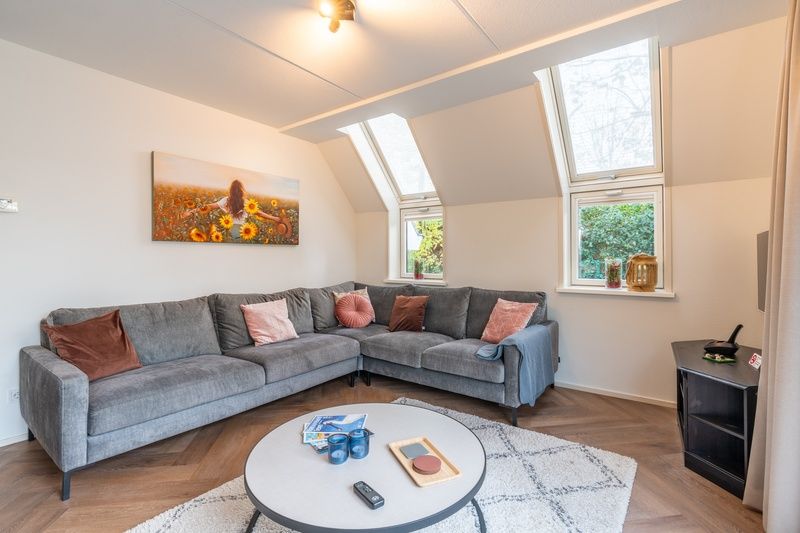 Ruime woonkamer in Landhuis Het Oude Dijkje, De Koog, Texel, met veel natuurlijk licht en uitzicht op de tuin.