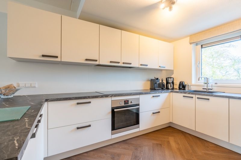 Moderne keuken in Landhuis Het Oude Dijkje, vakantiewoning De Koog, Texel, met ontbijtbar en luxe apparatuur.