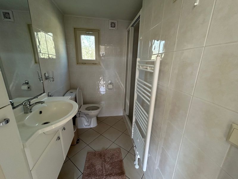 Stilvolles Badezimmer im Chalet Bregkoog 213, Chaletpark Bregkoog auf Texel, mit Dusche und Waschbecken.