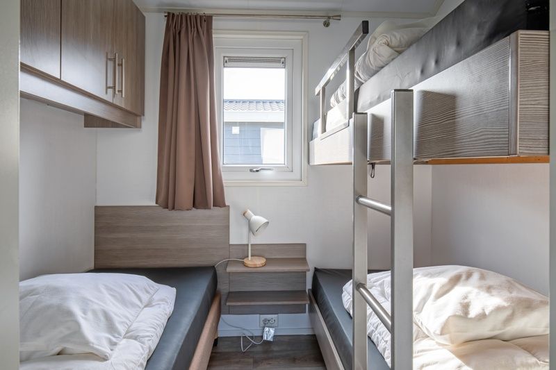Bedroom with bunk beds in Chalet Bregkoog 7, De Koog, Texel on Chaletpark Bregkoog.