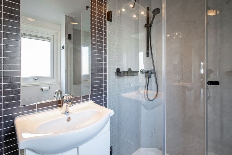 Modern bathroom of Chalet Bregkoog 7 in De Koog, Texel with spacious shower and stylish finish.