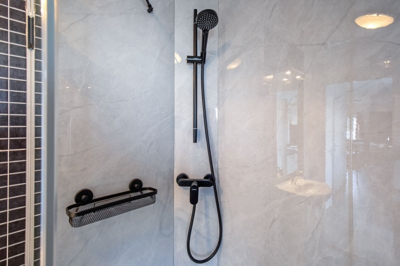Walk-in shower in Chalet Bregkoog 7, De Koog, Texel with modern shower head and luxurious look.