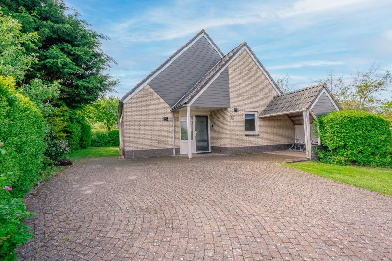 Entrance and driveway of Holiday home Honeysuckle 65, a charming residence in De Koog on Texel.