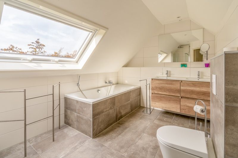 Luxury bathroom in Holiday home Honeysuckle 65, De Koog, Texel, with bathtub and modern interior.