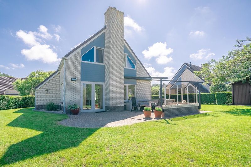 Ferienhaus Honeysuckle 75 in De Koog, Texel mit sonnigem Garten und moderner Architektur.