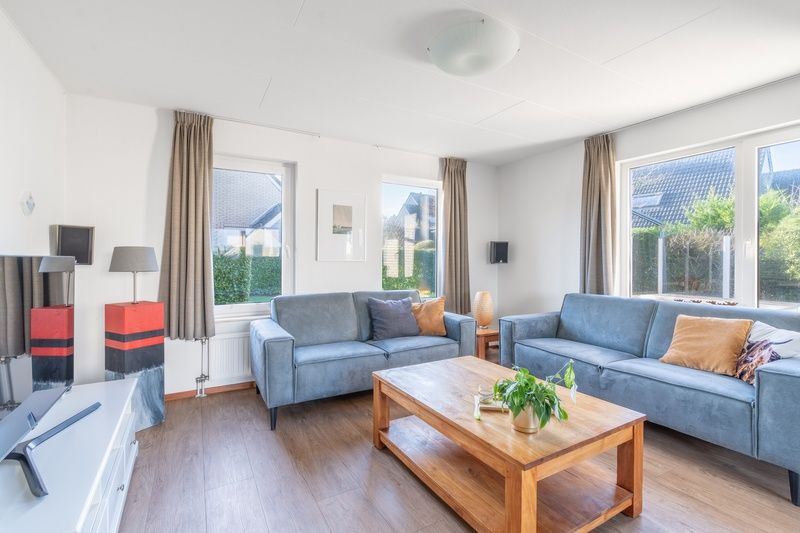 Gemuetliches Wohnzimmer des Ferienhauses Kamperfoelie 75 in De Koog, Texel mit bequemen Sofas.