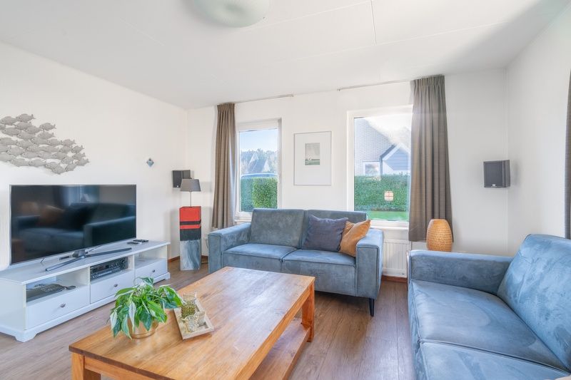 Helles, modern eingerichtetes Wohnzimmer im Ferienhaus Kamperfoelie 75, De Koog, Texel.