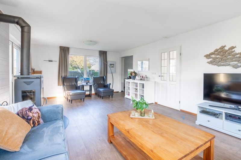 Geraeumiges Wohnzimmer mit Holzofen im Ferienhaus Honeysuckle 75, De Koog, Texel.