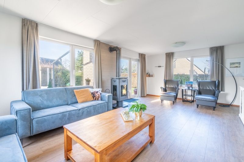 Gemuetliche Sitzecke mit Holzofen im Ferienhaus Honeysuckle 75, De Koog, Texel.