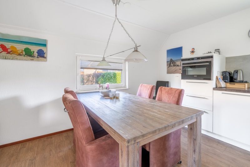 Essecke im Ferienhaus Kamperfoelie 75, De Koog, Texel mit moderner Kuecheneinrichtung.