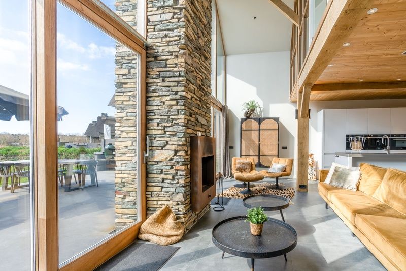 Offener Wohnbereich in der Villa 181 mit Whirlpool, De Koog Texel, mit Blick auf den Garten.