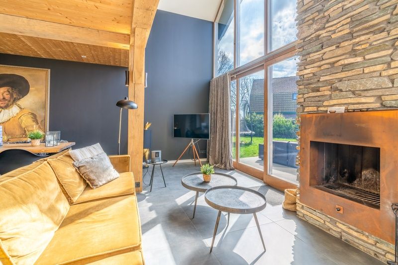 Modernes Wohnzimmer mit grossen Fenstern in der Villa 181 mit Whirlpool, De Koog Texel.