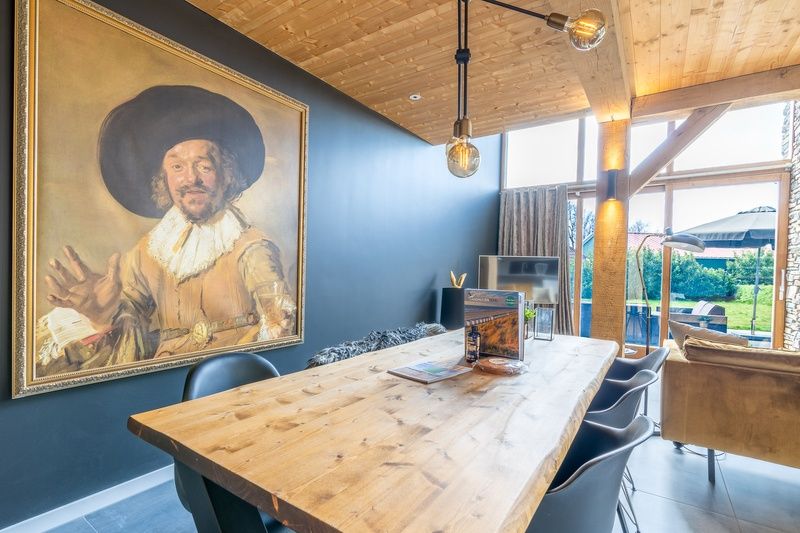 Speisesaal mit Kunst an der Wand in der Villa 181 mit Whirlpool, De Koog Texel.