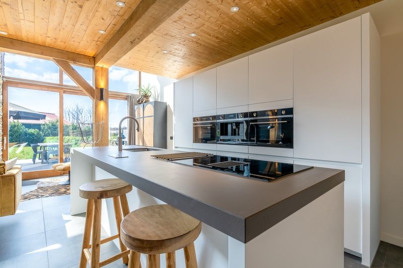 Moderne Kueche mit Insel in Villa 181 mit Whirlpool, De Koog Texel.