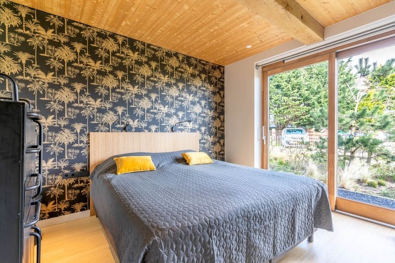 Schlafzimmer mit luxurioesem Bett in der Villa 181 mit Whirlpool, De Koog Texel, mit Blick auf die Natur.