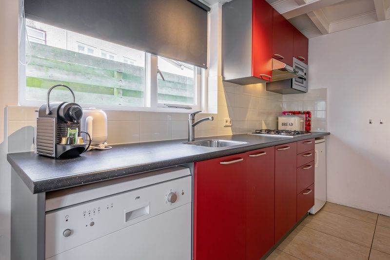 Functional kitchen with modern appliances in 32b Pollux, De Koog, Texel.