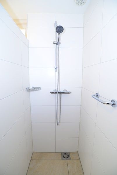 Simple and modern bathroom in vacation home 32b Pollux, De Koog, Texel.