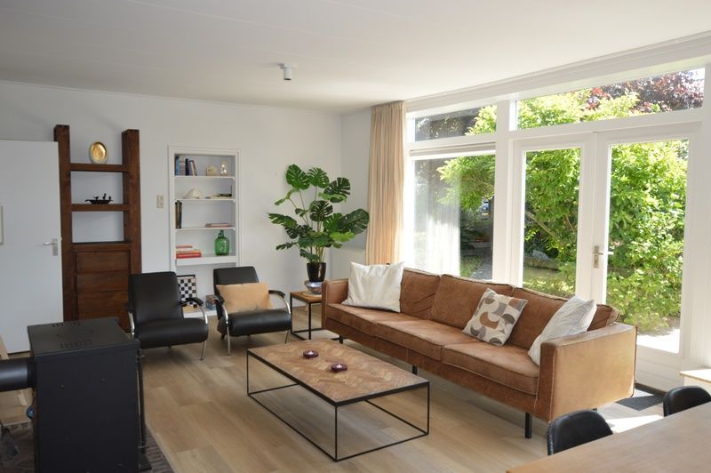 Cozy living room of Plevierstraat 24 - Tuunwoal vacation home, De Koog, Texel with lots of light.