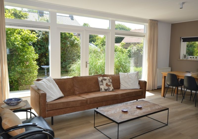 Spacious living room overlooking garden in Plevierstraat 24 - Tuunwoal vacation home, De Koog, Texel.