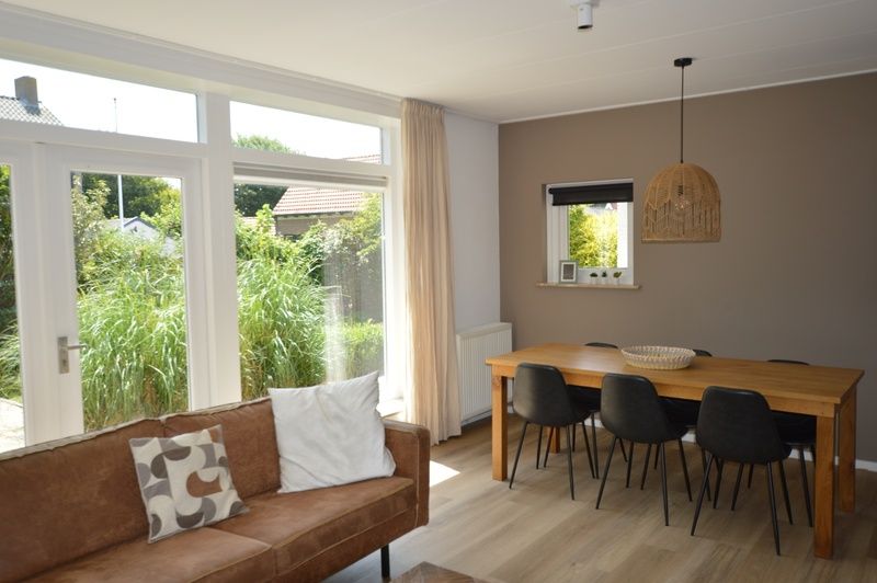 Dining area with wooden table in Plevierstraat 24 - Tuunwoal vacation home, De Koog, Texel.