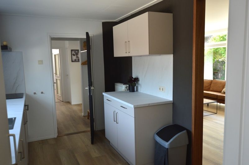 Modern kitchen in Plevierstraat 24 - Tuunwoal vacation home, De Koog, Texel with sleek finish.