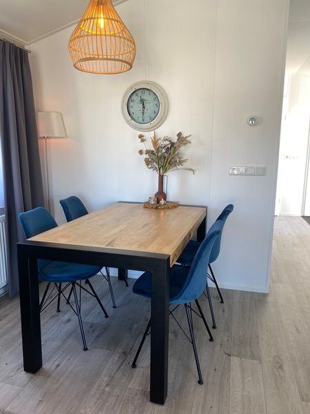 Cozy living room in Chalet Bregkoog 94, De Koog, Texel with comfortable sofa at Chaletpark Bregkoog.