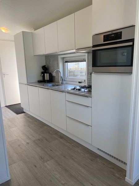 Dining area of Chalet Bregkoog 94, De Koog, Texel with stylish furnishings at Chaletpark Bregkoog.